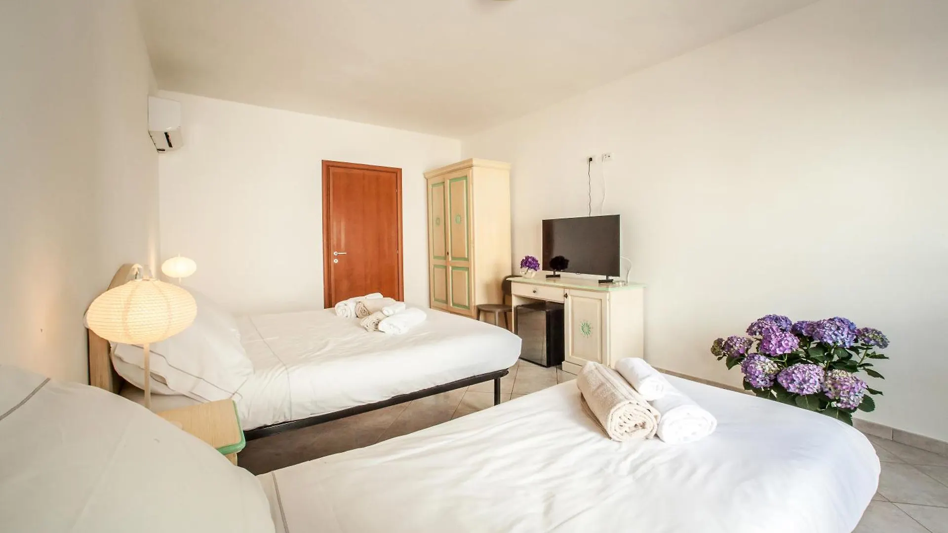 Hotel New Barcavela Santa Margherita di Pula 4*,  Italië